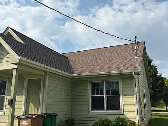 2nd image of 927 Maple St