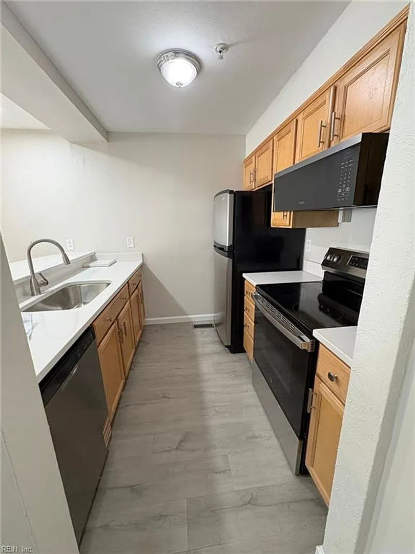 2 Bed 2.5 Bath Condo — Photo 4