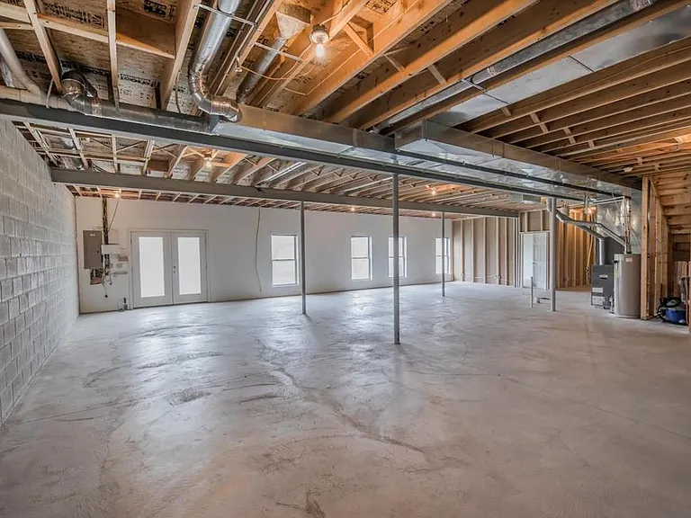 2323 Charoe St — Photo 32