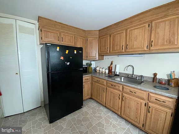 5th image of 858 Hilton Dr