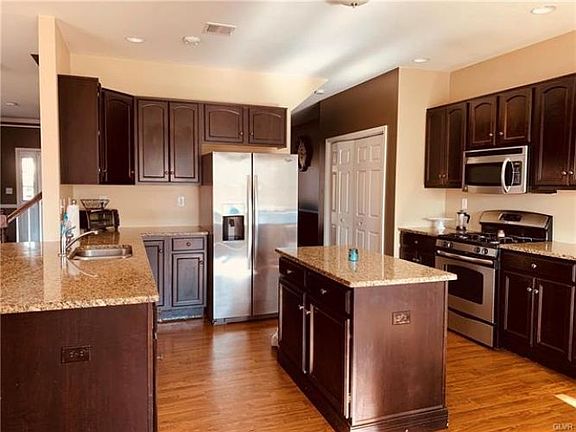 5th image of 10 Mill Brook Ct