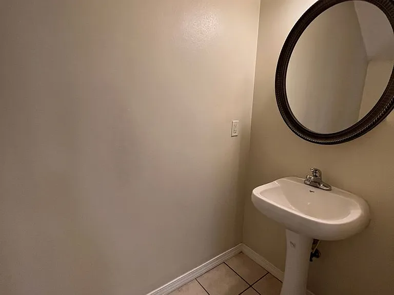 204 Johnson Ct — Photo 3