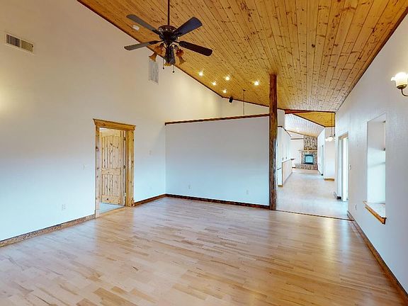 5th image of 13 Carriage Hill Ct