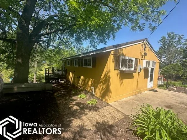 1073 Lakeshore Dr, Brooklyn, IA 52211