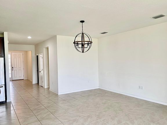 4th image of 32900 Sand Creek Dr