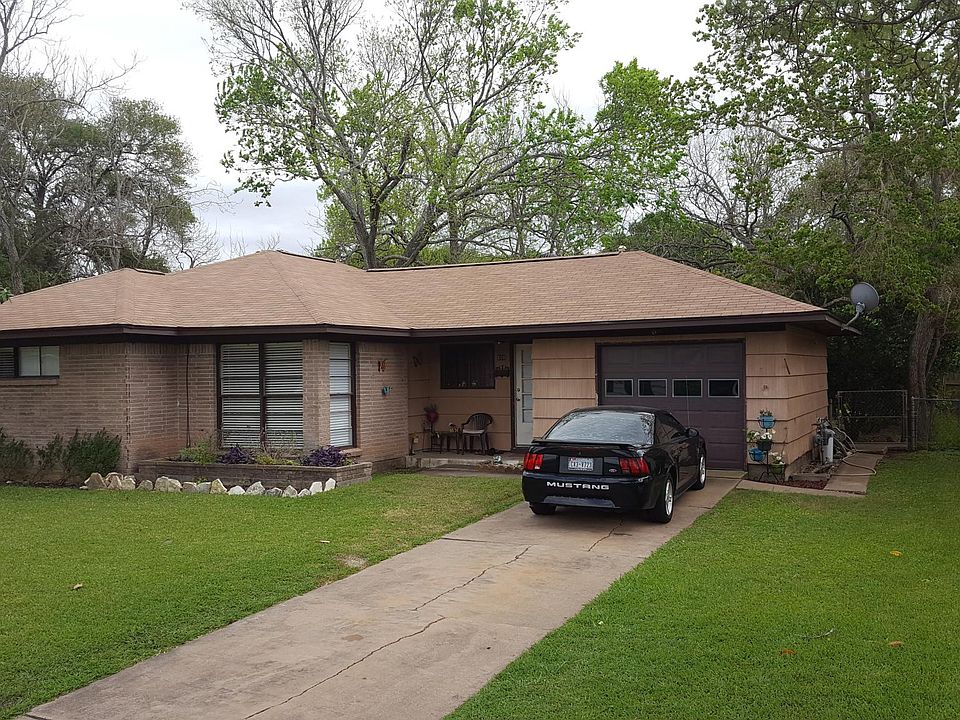 1st image of 608 Wisteria St