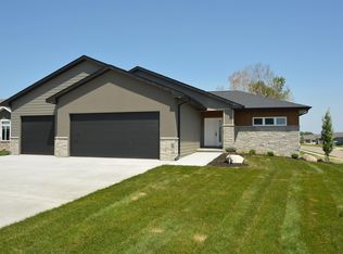 198 N Canterbury Cres, North Sioux City, SD 57049