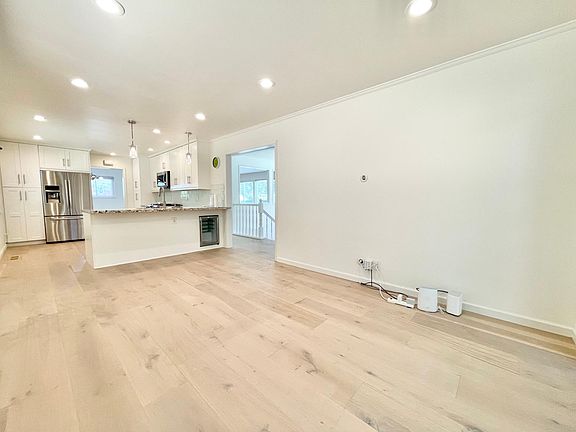 3rd image of 3024 Brittan Ave