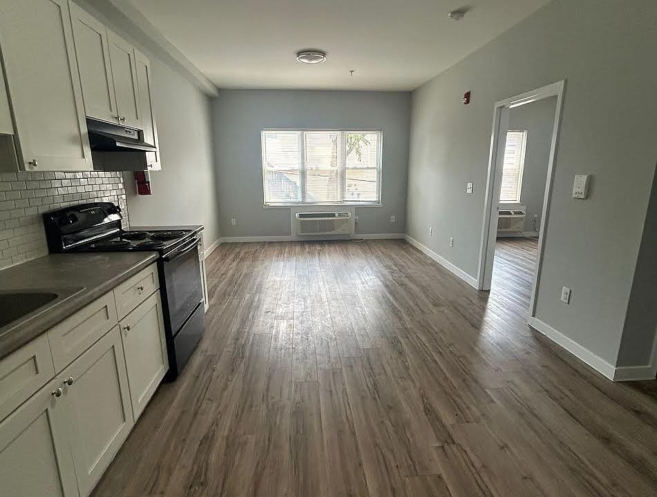1st image of 144 Hamilton Ave APT 1