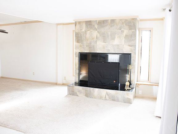 Living Room / Fireplace