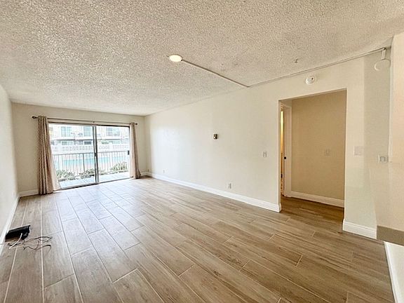 5th image of 326 E Surfside Dr