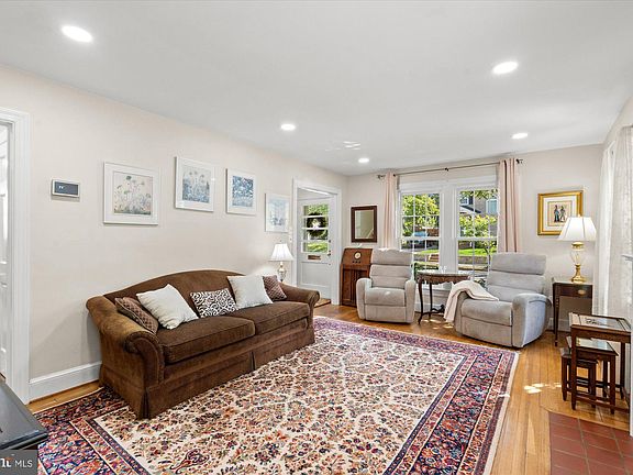 4th image of 2424 Davis Ave