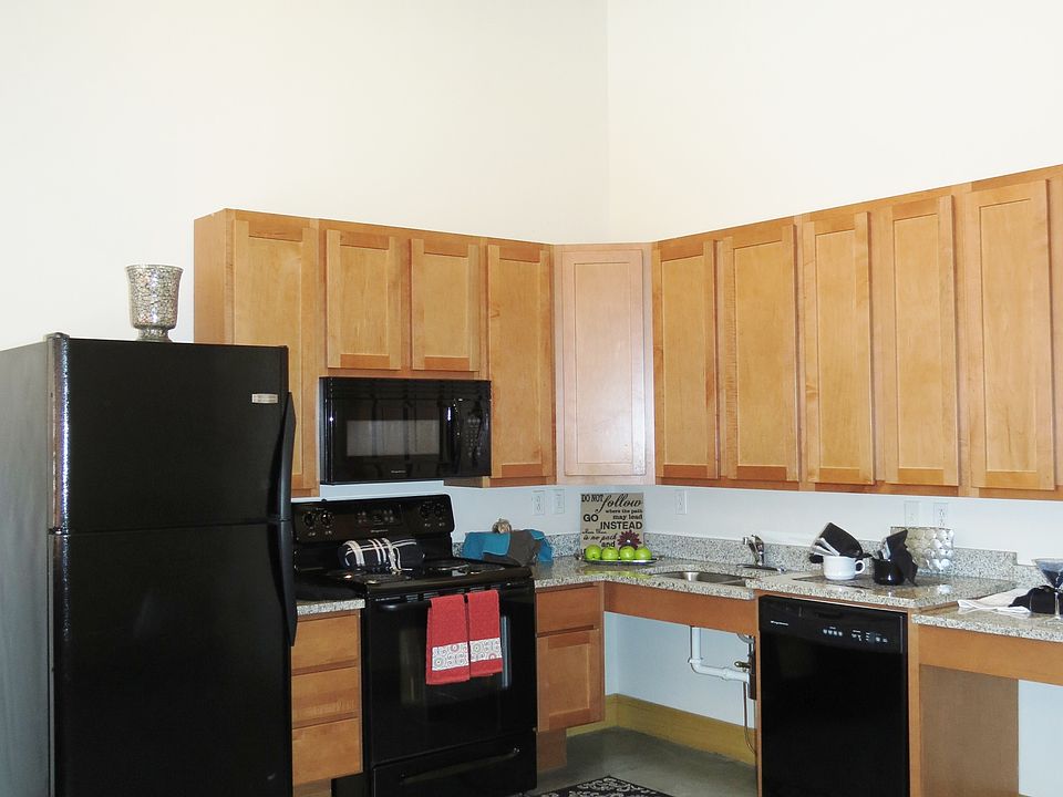 Kitchen w/granite counters, tons of cabs!
