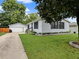 22 Geneva Ct, Bloomington, IL 61704