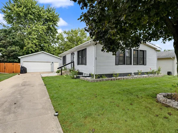22 Geneva Ct, Bloomington, IL 61704