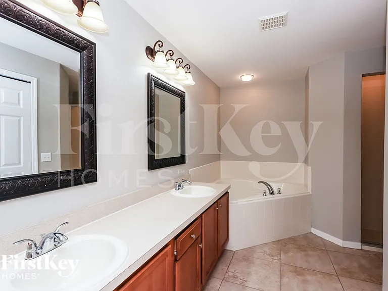 2719 NW 10th St — Photo 9