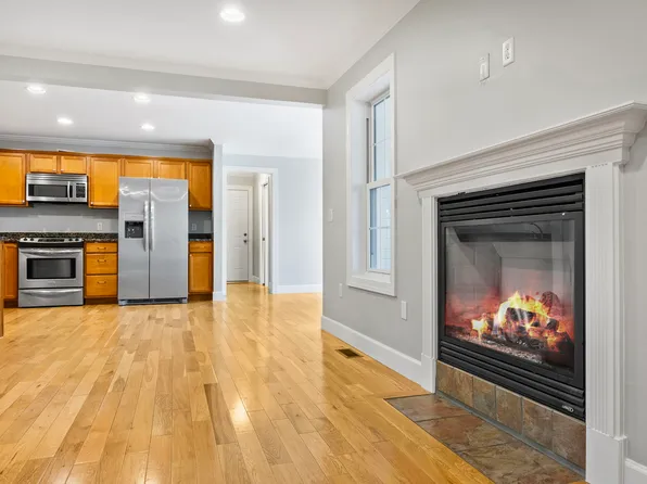 56 Summer St #A, Manchester, MA 01944