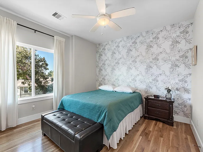 2210 Wipprecht St — Photo 23