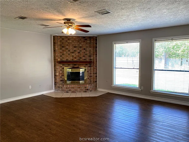 3018 Adrienne Dr — Photo 2