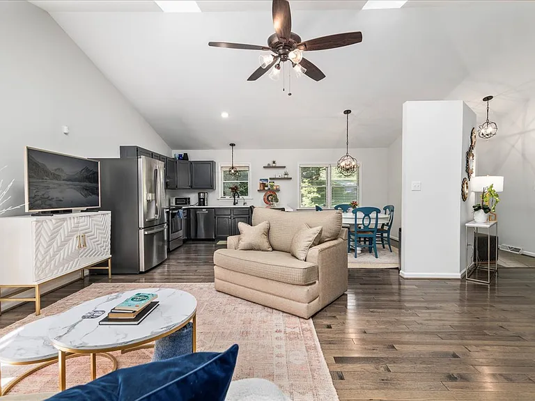 244 Ridgeway Dr #B — Photo 2