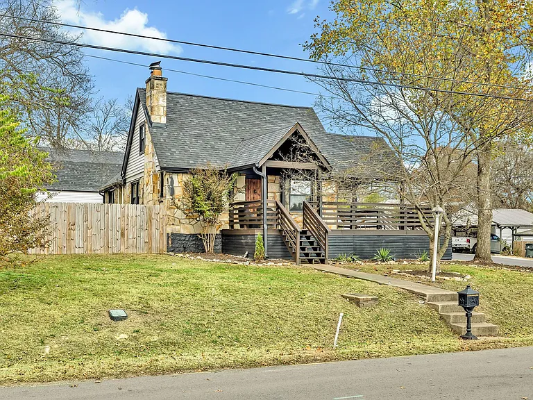 335 Dupont Ave — Photo 6