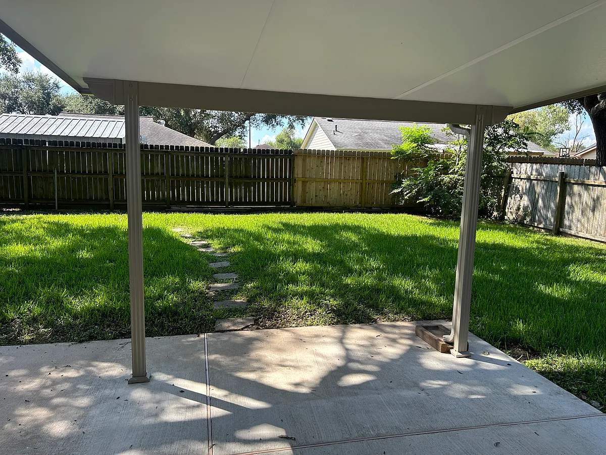 Huge back yard with covered patio for relaxing and entertainment - 2930 Helmsley Dr