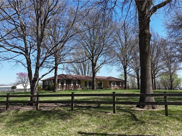 5460 W 175th St, Stilwell, KS 66085