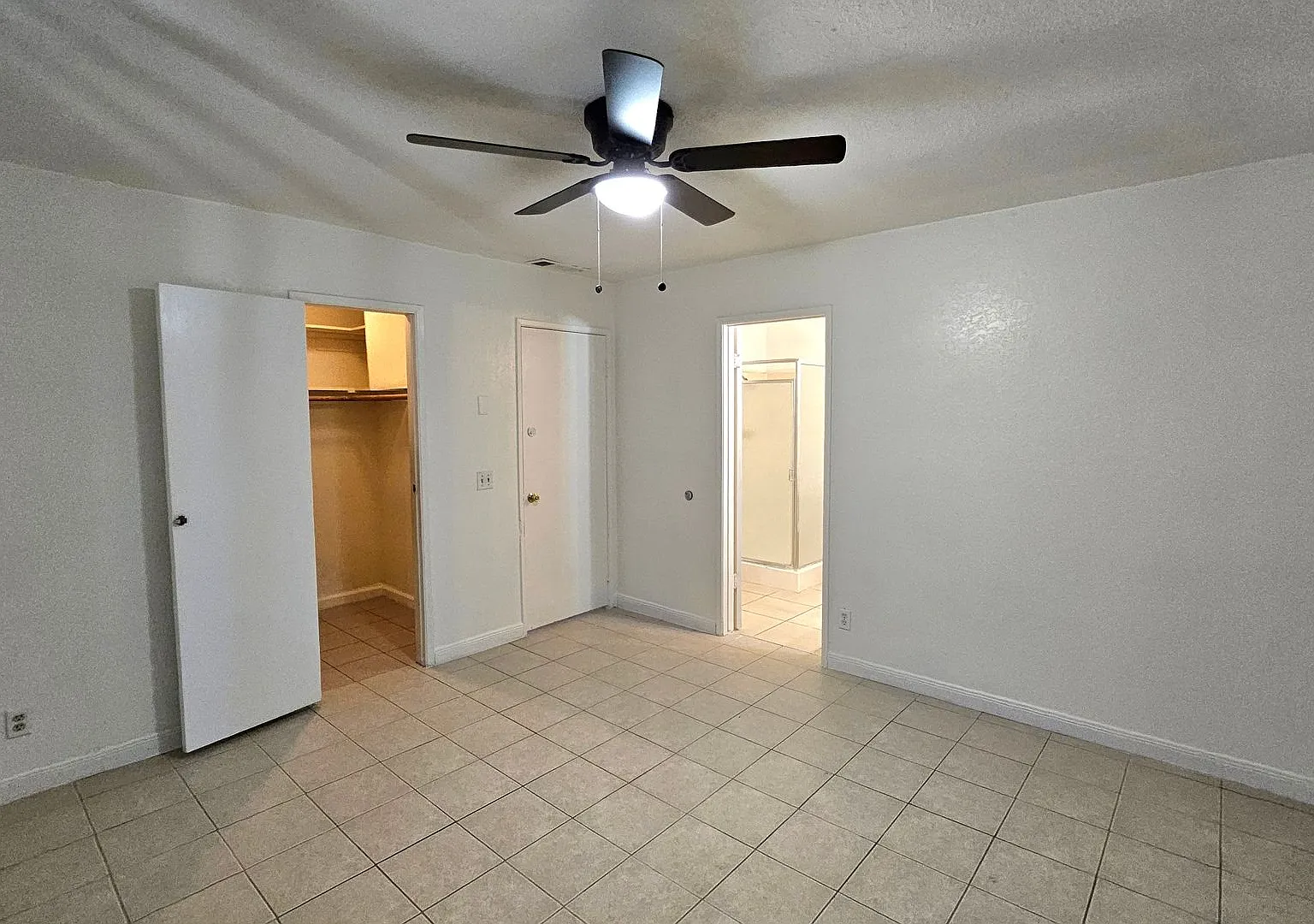 Charming and Comfortable - 4bd / 2bth - Move In Ready Home! Natural Gas and Sewer! — Photo 4