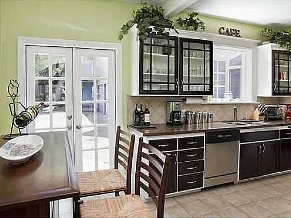 Kitchen (different view)
