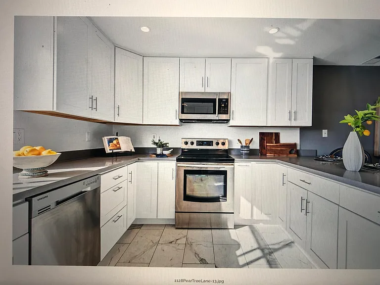 1128 Pear Tree Ln — Photo 10