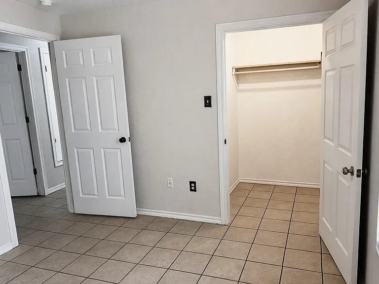 914 N Catherine St — Photo 18