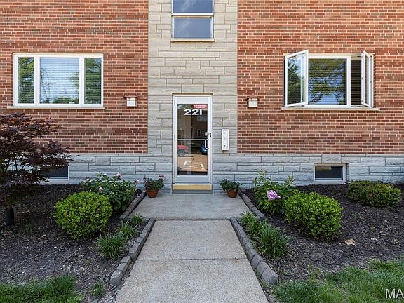 3rd image of 221 Monclay Ct APT 2N