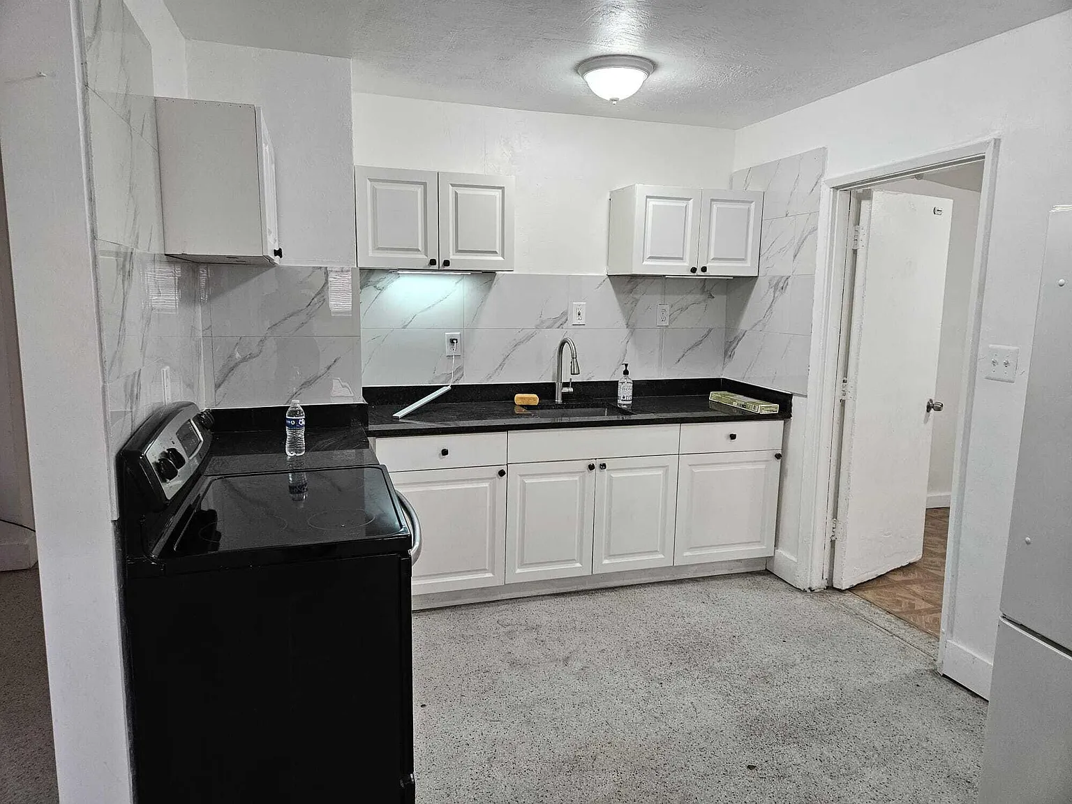 3 bed, 1.0 bath, 950 sqft, $2,350 — Photo 2
