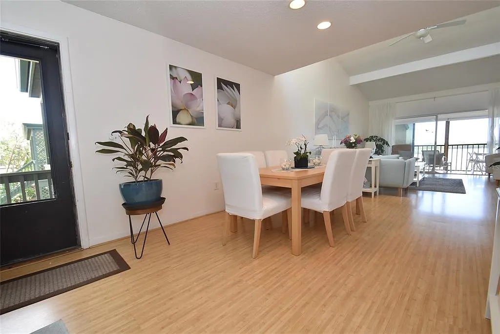 2 bed, 3.0 bath, 1320 sqft, $2,000 — Photo 2