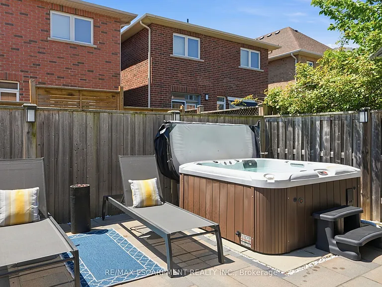 111 Greenstem Cres — Photo 36