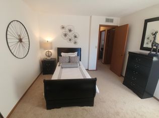 6489 Tanager Ln, Eden Prairie, MN 55346