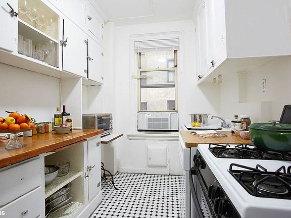 4th image of 10 E 85th St #7B