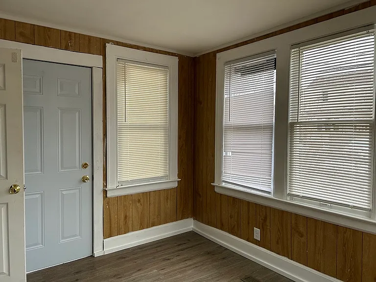 Covered porch/Sunroom