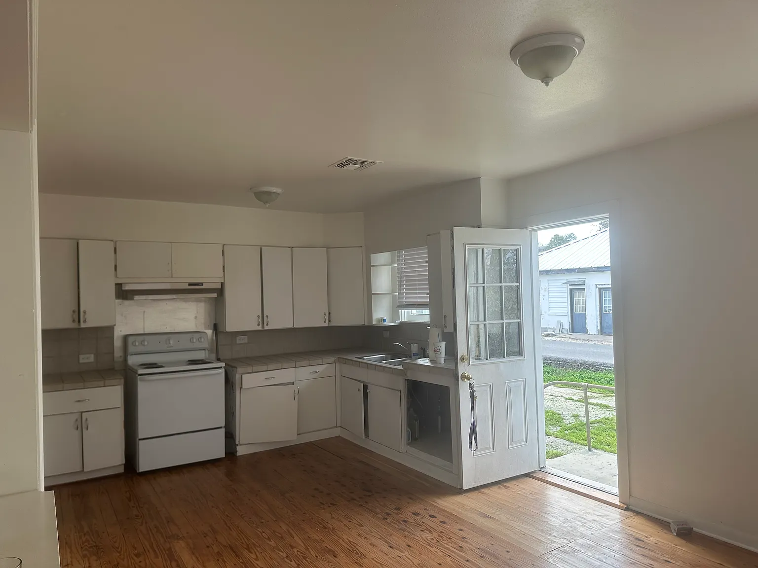 2 bed, 1.5 bath, 1100 sqft, $1,200 — Photo 4
