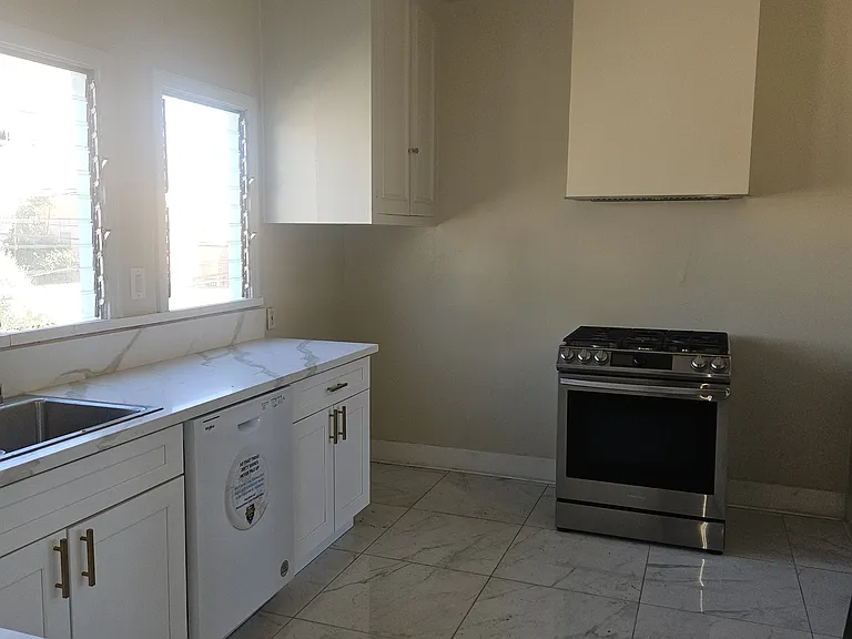 1460 S Holt Ave — Photo 23