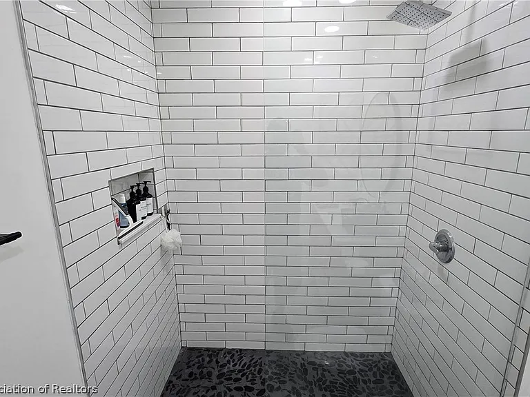 639 Killarney Dr — Photo 25