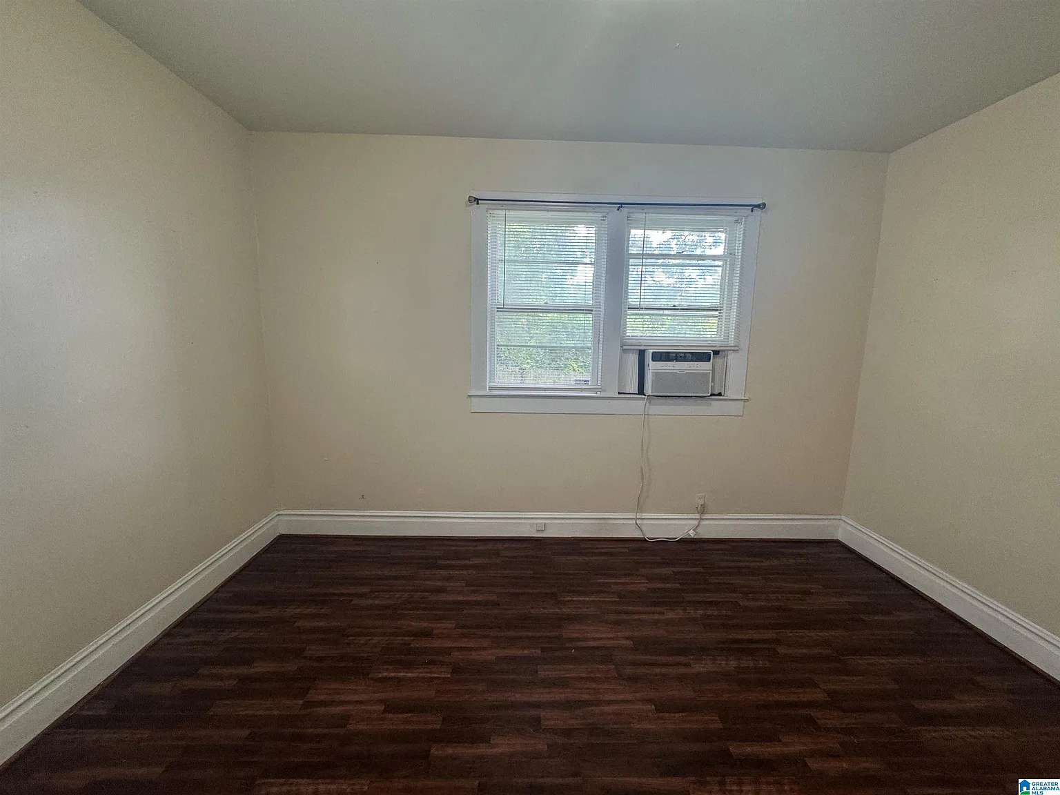 2 bed, 1.0 bath, $1,095 — Photo 4