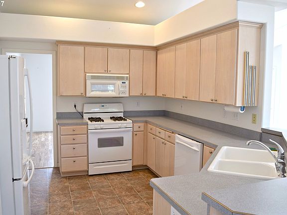 3rd image of 811 Mountain River Dr