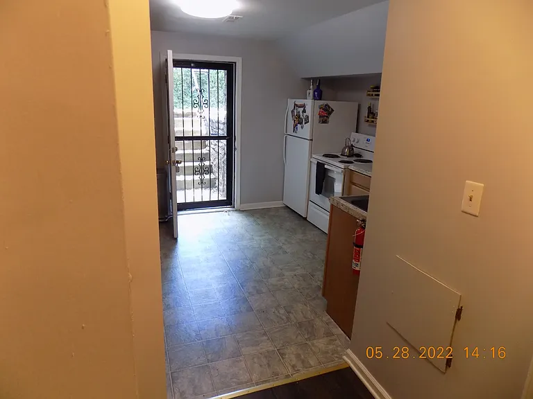 566 W Short St #C — Photo 13