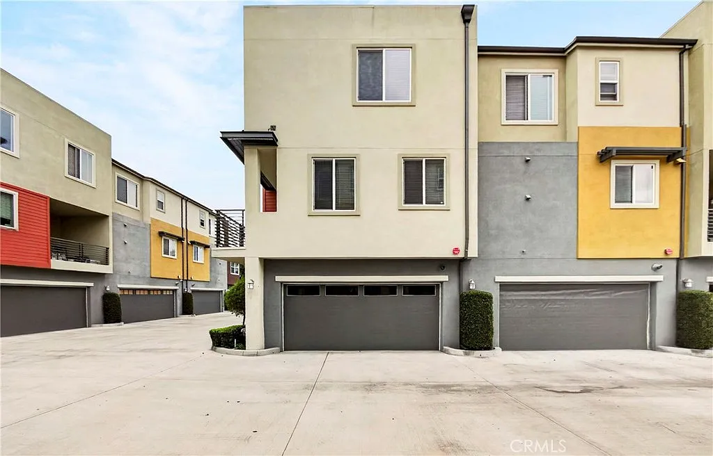 2 bed, 2.5 bath, 1173 sqft, $3,300 — Photo 1