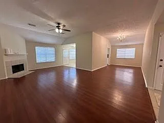 3 bed, 2.0 bath, 1904 sqft, $1,900 — Photo 2