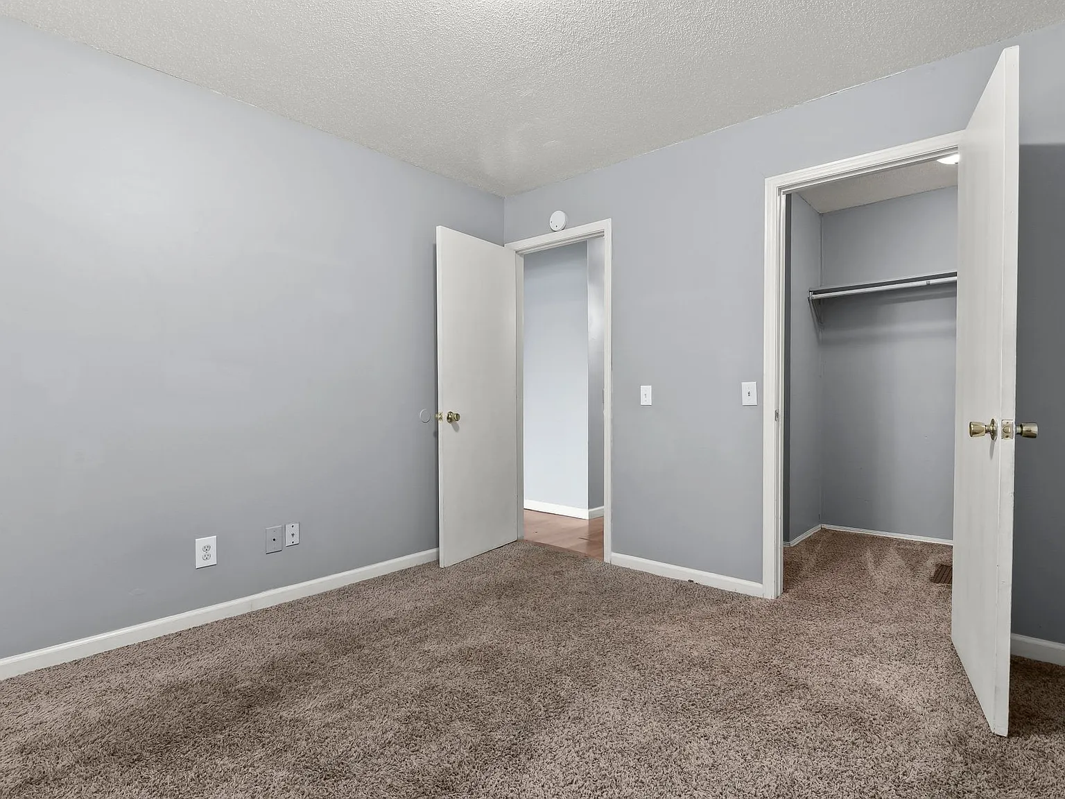 Is marketing information for one bedroom apartments — Photo 3