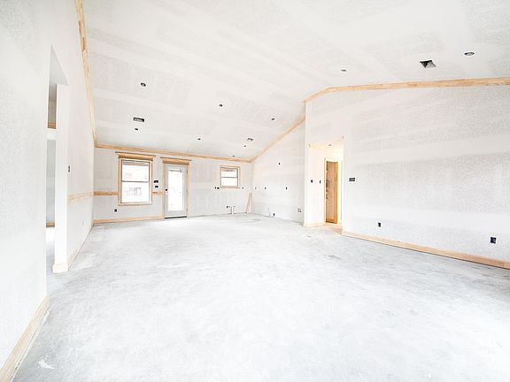 4th image of 62 Birchwood Dr