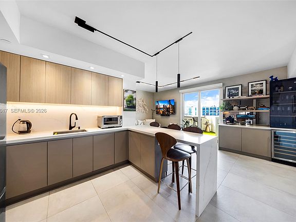 3rd image of 1621 Bay Rd #Penthouse 4