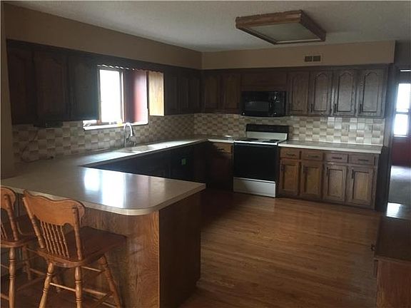 3rd image of 1502 NE Continental Cir